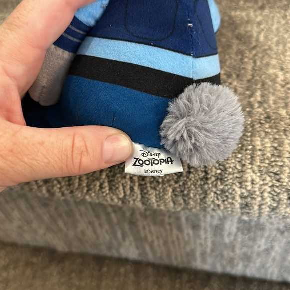 Disney Zootopia Judy Hopps Sitting Plush Police Officer Rabbit Bunny Tomy - Picture 3 of 6